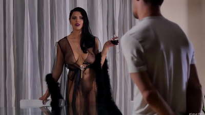 Thug Slut Kira Queen cuireadh dha nàbaidh airson tì agus fucked e air a 'bhòrd dìnnear